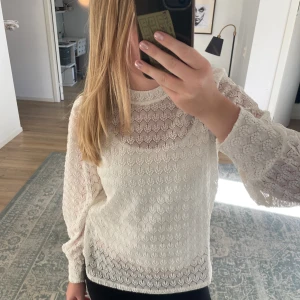 Tröja - Jätte fin tröja i spetsliknande material, använd förr men har legat i garderoben ett tag. 