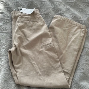 Zara beige chinos, storlek 36 - Beige chinos från Zara med raka ben. Byxorna är mid till Low- rised. Byxorna är helt nya med prislappen på.🌸