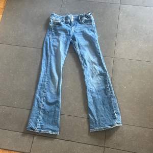 Ett par low waist boot cut jeans i storlek 146. Bra skick fast har en liten fläck långt nere på benet som inte syns ( se sista bilden). Säljer för att dom är för små. 