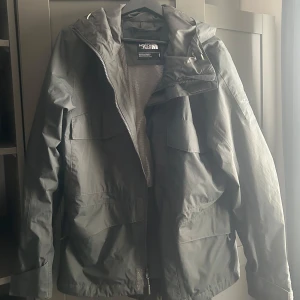 The north face regn jacka - Utmärkt skick storlek s Knappt använt  Köpt i london  Den är mörkgrå/svart