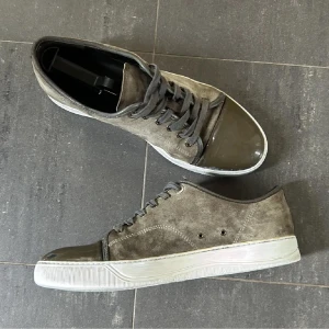 Lanvin - Hej! 👋 Säljer nu dessa Lanvins 👟 | Skick 7/10 ✨ | Storlek: UK10 motsvarar 44 📏 | Nypris: 5000 💵 | Mitt pris: 1499 💸 | Skorna är i väldigt bra skick förutom en jätteliten defekt på captoen | De är i färgen grå/mossgrön💯🔥 | Skicka PM vid frågor!🎯👑