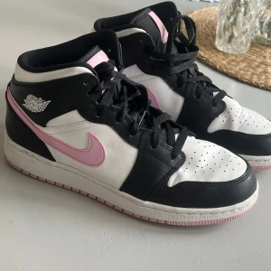 Sneakers  - Säljer mina snygga air jordans 1 mid Artic pink. Skorna är i bra skick och i storlek 40 men passar också 39. Köpt för 4499kr💞