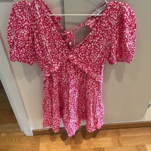 Zara klänning  - Säljer den här fina zara klänningen då den tyvärr är för liten. Storlek xs och knappt använd. Pris kan diskuteras.