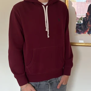 Ralph lauren Hoodie (vinröd) - |Riktigt fet RL Hoodie i skitsnygga färgen vinröd| I toppen skick (9/10) använd några gånger men Inge defekter alls |Nypris runt 2,5k mitt pris 999kr| Hör av dig vid funderingar| Pris kan diskuteras vid snabb affär|  Mvh Malte!
