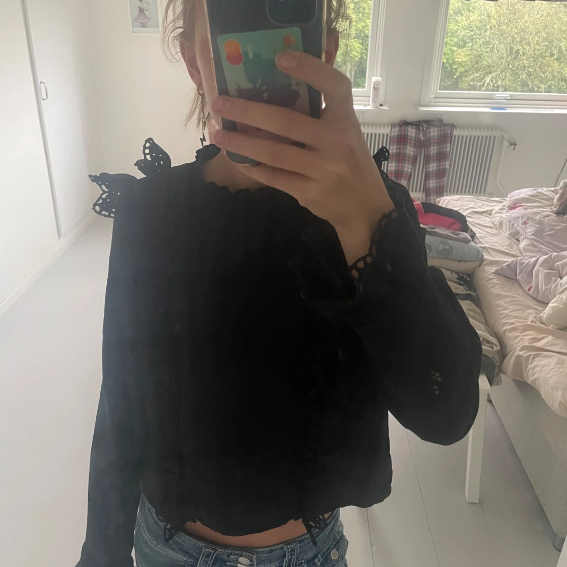 Svart blus med spetsdetaljer - 90