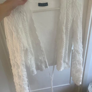 Vit kofta med mönster  - Fin mönstrad kofta med utsvängda armar, aldrig använd fint skick 