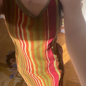 Färgglad sommarklänning - Sommarklänning som går nästan till fötterna. Fina färger, tänker själv på vattenmelon. Sommarklänning då tyget är tunt och luftig.