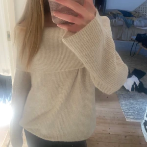 Off shoulder tröja  - Stickad Off shoulder tröja, använd fåtal gånger 