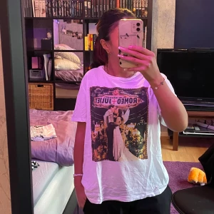 Romeo och julia - Vit tisha med Romeo och Julia tryck. Man kan ha trycket både fram och bak beroende på hur man vill🤍