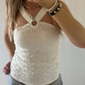 Vit top - En vit snygg top som jag inte använt. Köpt från plick💕