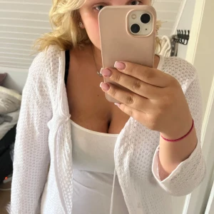 Vit stickad kofta från flash woman🤍 - Vit stickad kofta från flash woman i strlk L🤍 jätte fin kofta med knytning i fram, fint skick🤍