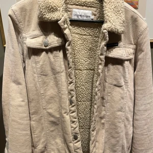 Calvin Klein Jacka - Jacka från Calvin Klein! Perfekt till hösten och vintern. Teddy material! Aldrig använd!!! Storlek 16 barn men passar xs s 