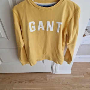 Gul GANT tröja - Tröja i mycket fint skick. Anvönd ett fåtal ggr.