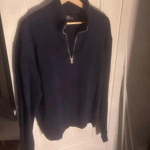 1/4 zip - En 1/4 zip från Hampton republic som är köpt för något år sedan men använd Max två gånger! Mycket bra skick:)