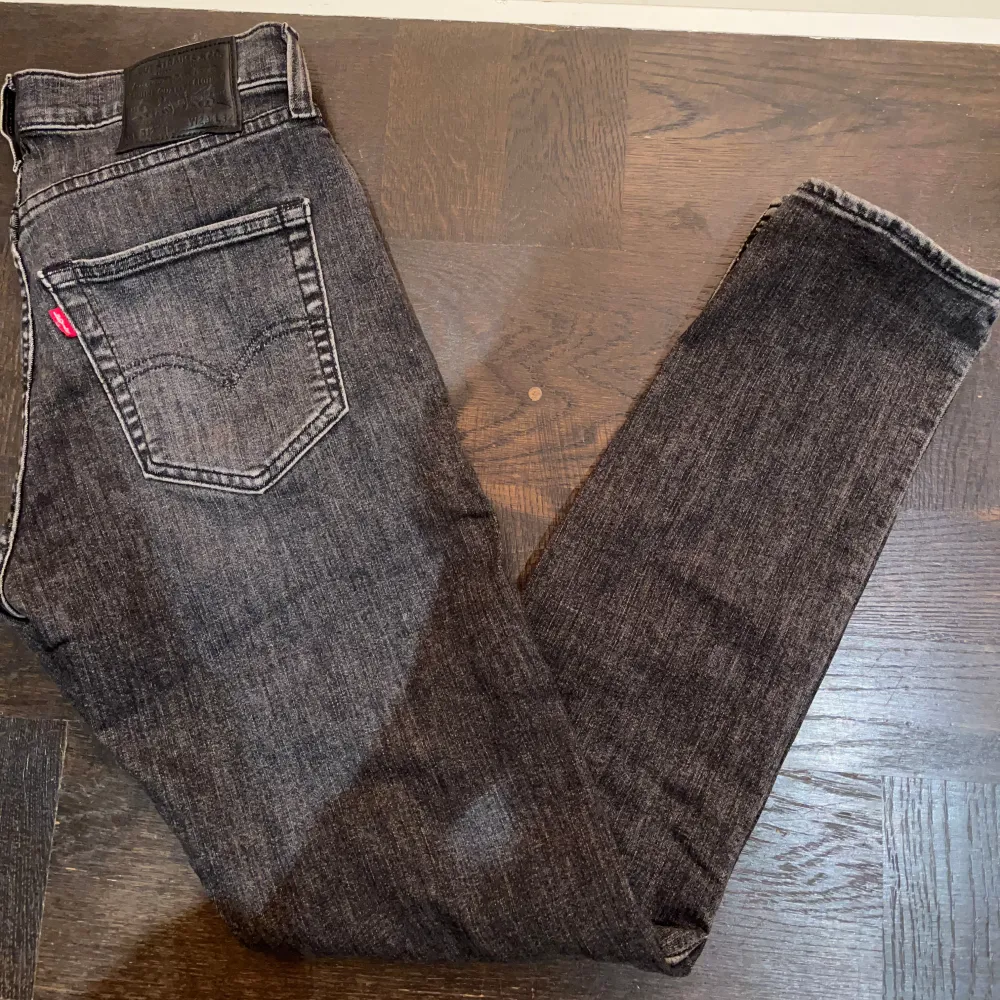 Tja säljer nu mina gamla Levis jeans. Jeansen är i väldigt bra skick utan några defekter. Har du några frågor eller funderingar hör av dig . Jeans & Byxor.