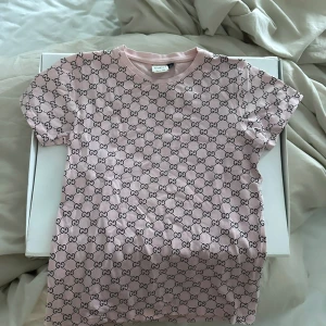 Gucci t shirt  - En rosa t shirt från Gucci i barnstorlek men sitter som xs