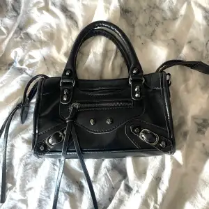 Säljer denna balenciaga liknande väskan som e sååå snygg!😍💗 Perfekt nu inför hösten. Den är knappt använd och är i super bra skick!