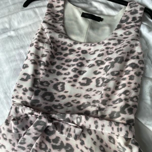 Leopardmönstrad klänning från bpc selection - Säljer en superfin leopardmönstrad klänning från bpc selection. Den har ett snyggt bälte i midjan som ger en fin passform. Klänningen är ärmlös och perfekt för både vardag och fest. Materialet känns mjukt och bekvämt mot huden.