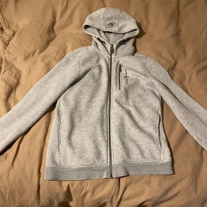 Sail Racing hoodie - Hej jag säljer en sail Racing hoodie på grund av att jag har växt ur den. Hoodien har inga skador eller fläckar och är i storlek 160.Hoodien kommer nytvättad. Skriv gärna om ni har några frågor!