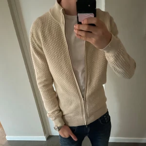 John Henric Zip - Riktigt go John Henric Zip i storlek L men passar även M |  Använd endast en gång, mycket gott skick | Skriv vid minsta fråga eller fundering! 