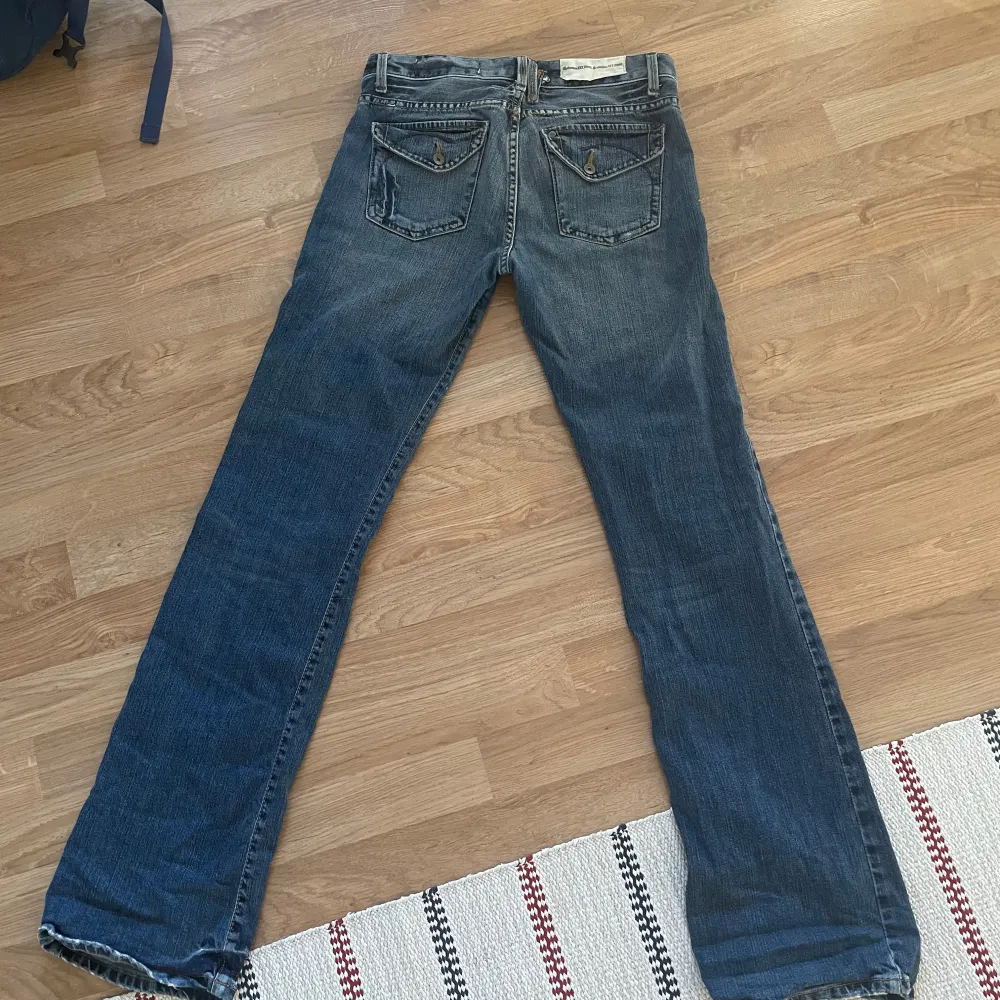 Storlek s (den vänstra fickknappen  sitter lite löst) men annars är de i bra skick.. Jeans & Byxor.