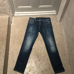 Replay anbass slim fit - Säljer dessa riktigt feta replay jeans.  De är i 8/10 skick och jag säljer för att de ej passar mig längre. Priset kan diskuteras vid snabb affär!