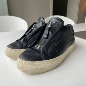 Arigato laceless - Ett par arigato laceless med dragkedja! Bra skick men lite använda ändå. Köpta för 2500. Säljer åt min syster! Pris kan diskuteras!