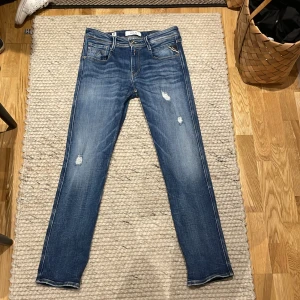 Replay anbass - Riktigt snygga och sköna jeans ifrån replay i modellen anbass med snygga slitningar, skick 10/10 nypris 1800