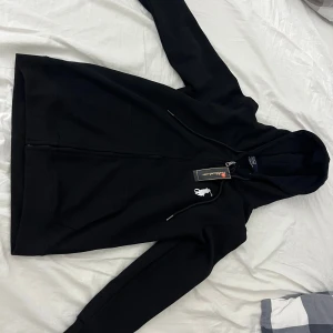 Raulph lauren zip hoodie  - Säljer pga att den är för liten. Helt oanvänd, storlek S, väldigt bra skick, både tjejer och killar kan ha den, men den passar nog bäst för killar. Priset går att diskuteras.