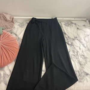 Byxor  - Ett par jätte sköna utsvängda ribbade byxor. Dem är i fint skick. 