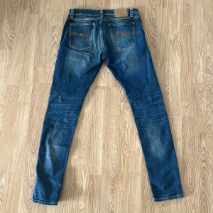 Nudie Jeans ”Skinny Lin” - Säljer Nudie Jeans "Skinny Linn" i den populära färgen "Cold Blues" till ett riktigt bra pris! Nypris 1600 kr. Lapparna är bortklippta, men storleken är cirka L32-30 och W29. Jeansen är i bra skick och utan defekter. Hör av dig vid frågor! 👖🍾