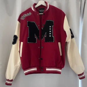 Varsity jacket från boohooMAN - Superfin höst/vårjacka i jättebra skick! Passar både tjej och kille❣️ Använts måttligt.