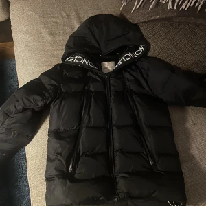 Moncler jacka - Snygg varm moncler jacka Perfekt för vinter då den är väldigt varm. Inga skador eller fläckar.