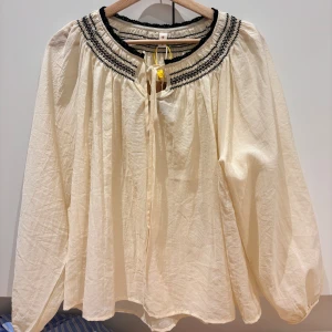 Blus - Helt ny blus från mitt hemland. Den är one size och är en jätte fin o lite genomskinlig blus