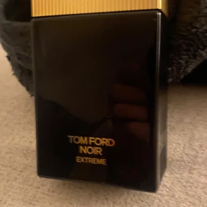 Tom Ford noir perfym  - Säljer nu denna tom Ford perfymen som jag köpte förra månaden för 1500 och säljer den nu för 950, som ni kan se på andra bilden är det bara lite som gott åt, det är 100 ml