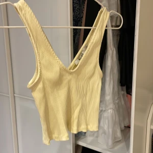 Topp - Liten gul topp. Är storlek M men kan bäras från storlek XS till M.