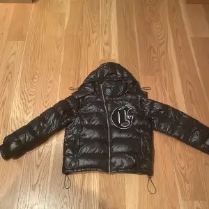 Original Corvidae Pufferjacket i storlek S men passar även mig som har M. Bra skick, använd fåtal gånger. Svart. Går att göra till väst (Avtagbara armar samt luva).  Skriv för mer info och bilder 🔥