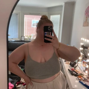 Stickat linne - Stickat linne från Bikbok, storlek L, men stor i storlek!