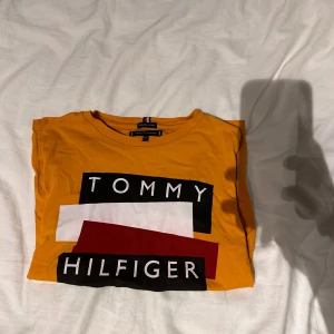 Tommy hilfiger t-shirt orange - Väldigt bra skick förutom att den svarat delen har blivit lite orange annars inget.