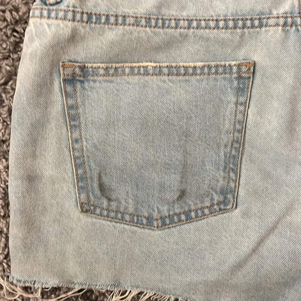 Jeans shorts från Lager 157, använda fåtal gånger. De har ett märke på ena bakfickan av min mobil, ska försöka få bort i tvätten men inget man tänker på💗. Shorts.