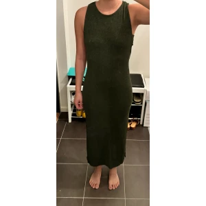 Mörkgrön ärmlös klänning med slits - Fin H&M mörkgrön klänning som är ärmlös och har en cool slits på sidan. Det finns en liten fläck på framsidan, men den är knappt märkbar. 