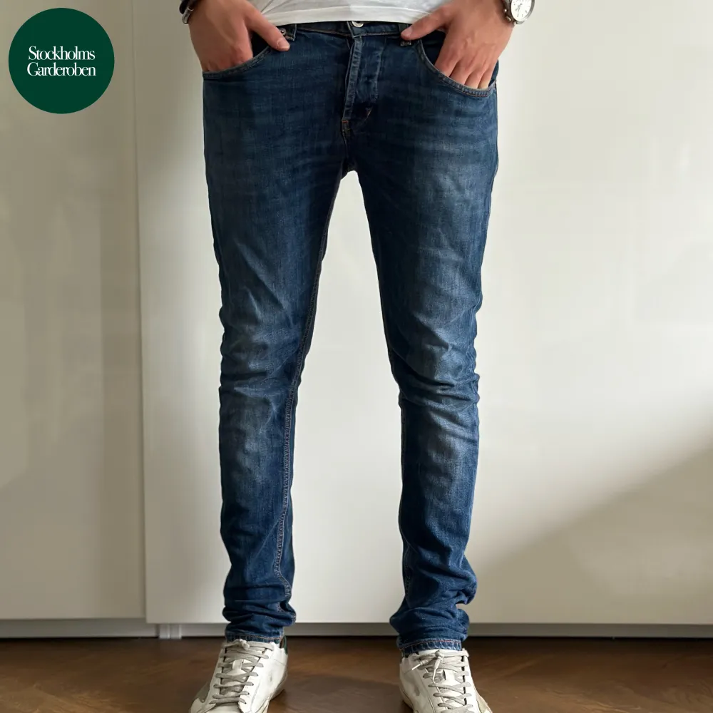 Jeans från Dondup | Storlek: 33 (sitter som 32) - Skicket på jeansen är väldigt förutom en liten fläck (bild 3) - Vårat pris: 799kr - Nypris: 3,199kr - Modellen är 185cm och väger 78kg. . Jeans & Byxor.