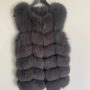 GAROFF päls väst, grå - Säljer denna äkta päls väst i grått från märket Garoff perfekt för kommande höst! Västen har en defekt i ena fickan!  Nypris: 2 499