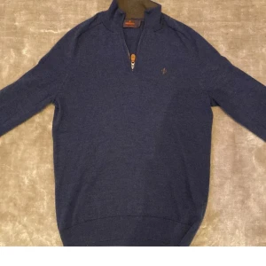 Morris tröja - Hej! Jag vill sälja min Morris tröja eftersom den är för liten för mig. Den är i jättebra skick, 9/10, och nypris är 2000 kronor. Jag säljer den endast för 600 kronor. Priset kan diskuteras vid snabb affär.🙌