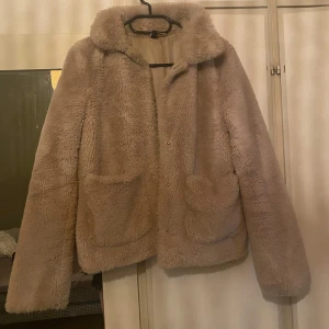 Teddy jacka - Teddy jacka från H&M ❤️ Storlek XS, perfekt till hösten😍