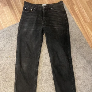 Svarta jeans herr - Svarta herr jeans med rak passform. Knappast använda, inga defekter. Tryck inte på köpt driekt!