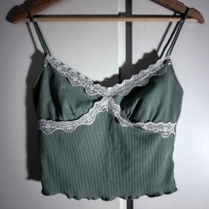 Linne  - Ljus grönt linne. Storlek M. Ganska bra skick. 