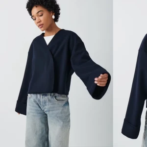 Jacka - Marinblå skitsnygg koft/jacka från ginatricot i storlek XS. Använd typ 2-3 gånger. Köpt för 500kr. Säljer för 200. 