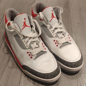 Jordan 3 Retro Fire Red - Skorna är använda fåtal gånger och är i bra skick. Skorna är replika alltså inte äkta. Skorna har en liten liten liten fläck som knappt syns på vänstra paret. Skorna skickas inte i sin originala förpackning. Storlek: 45