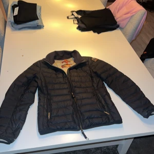 Parajumperjacka storlek S dam - Jag vill sälja min jacka imed att jag missa att det var en dam jacka den e i fint i skick.priset kan sänkas vid snabb affär!